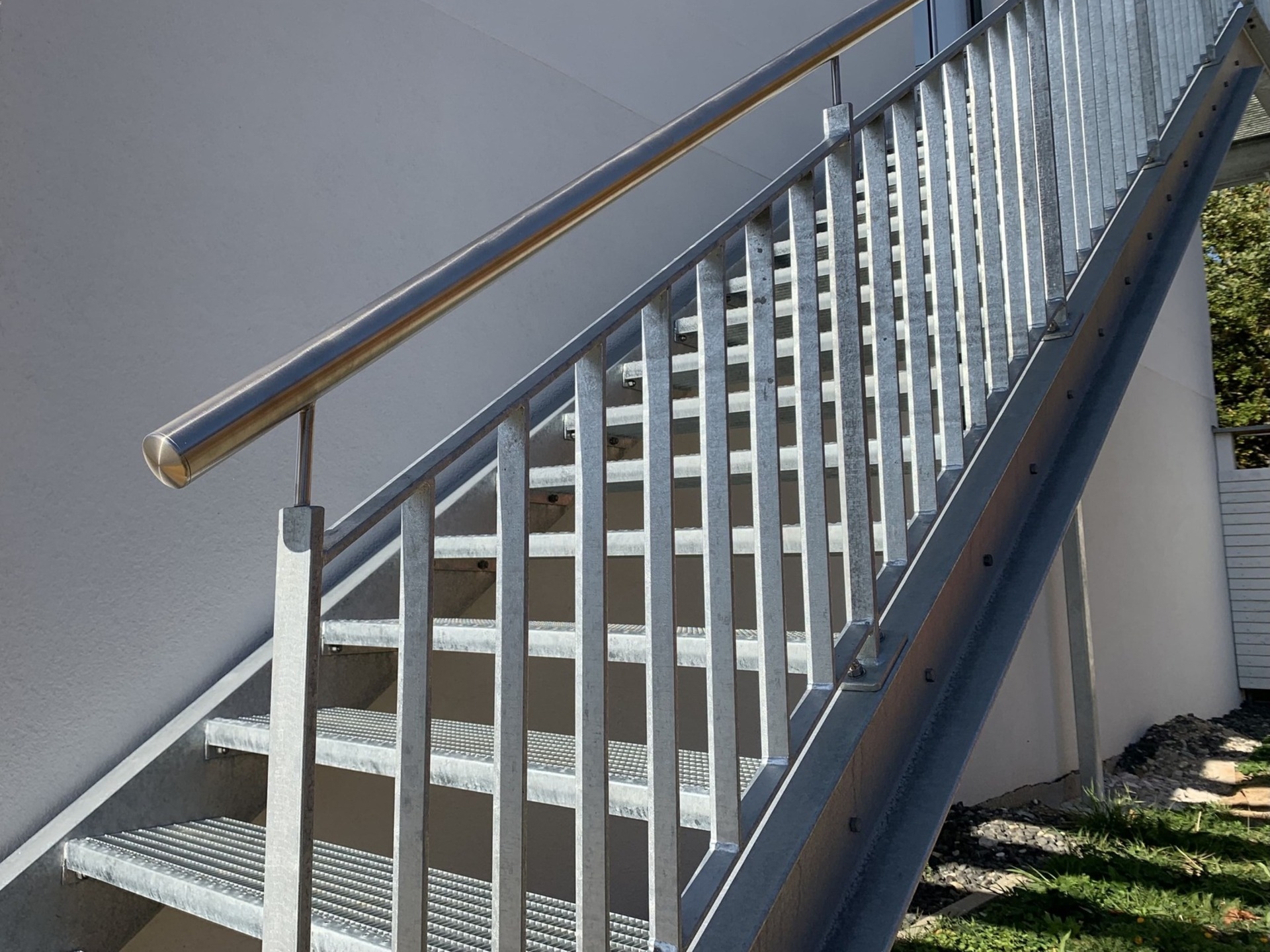 Treppe verzinkt Handlauf Edelstahl