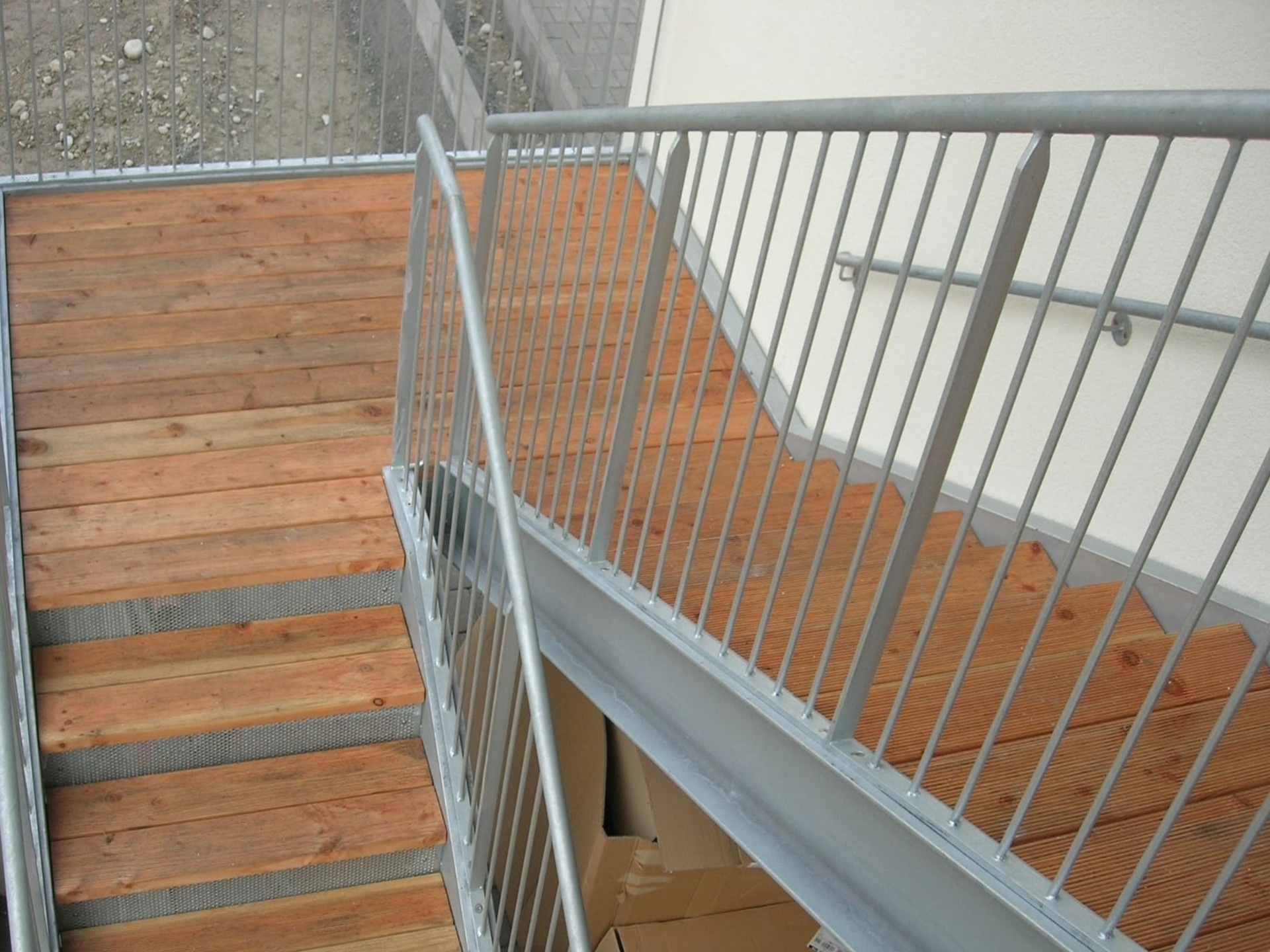 Treppe verzinkt Holzbelag